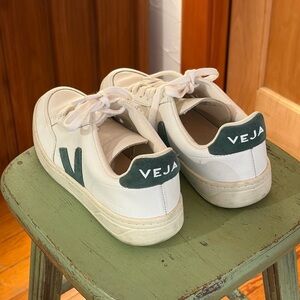 Veja Cream and Dark Green Leather Sneakers size Women’s 5